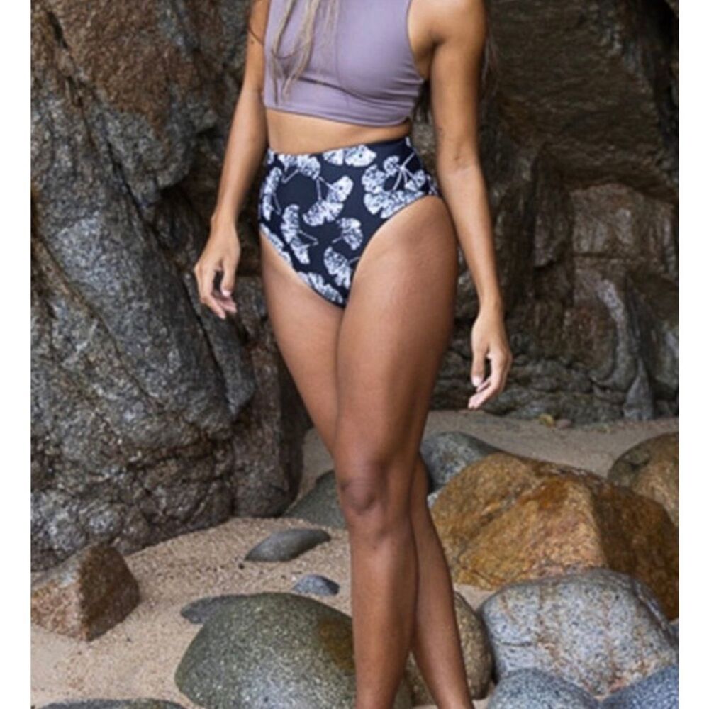 Carve Designs Lani Compression Bottom in Black Ginkgo